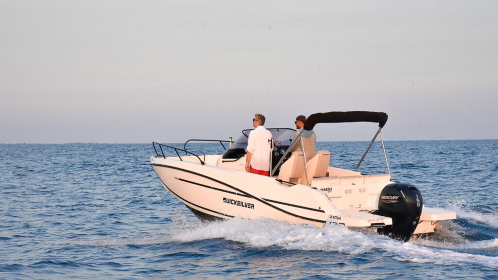 Famille en sortie avec le club bateau à Carnon
