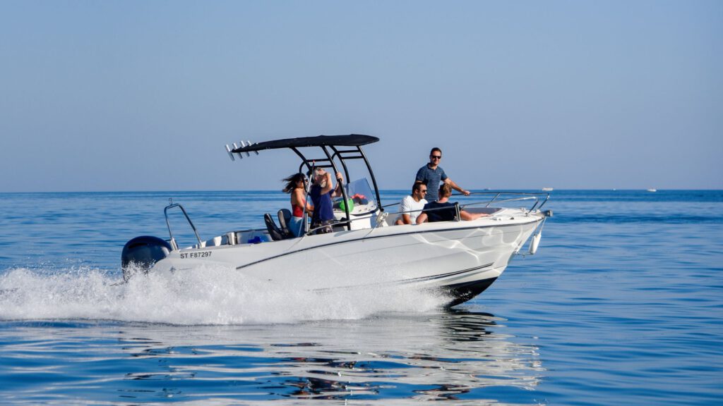 Amis qui naviguent sur un bateau à moteur d'occasion sur Carnon près de Montpellier