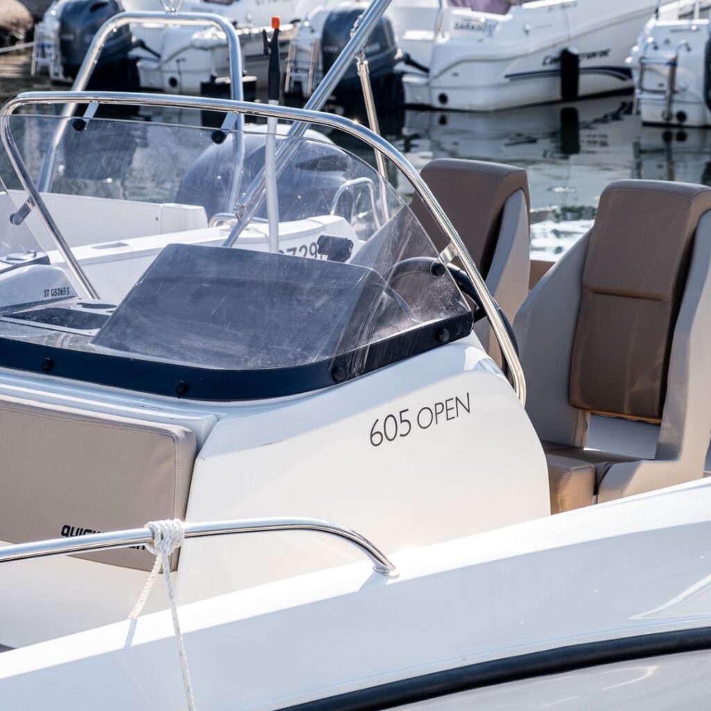 Bateau à moteur amarré au port de Carnon, près de Montpellier.